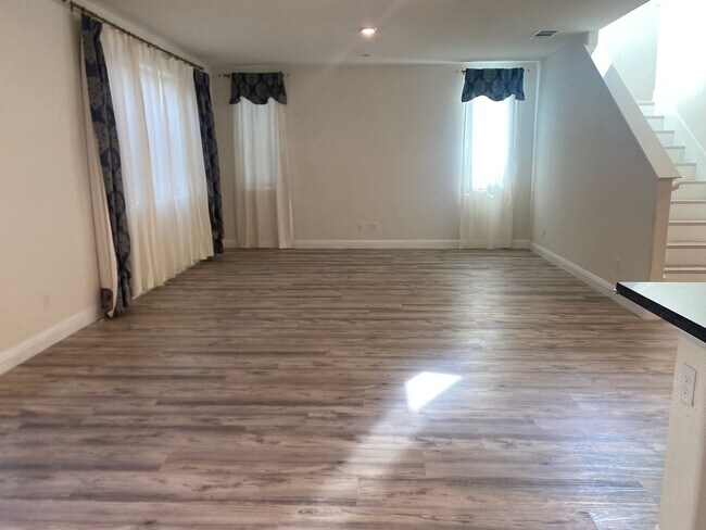 Building Photo - Reduced Priced. Will not last!!