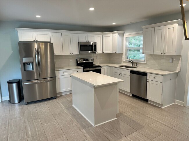 Building Photo - Beautiful 3 Bedroom Home in Windsor Park!