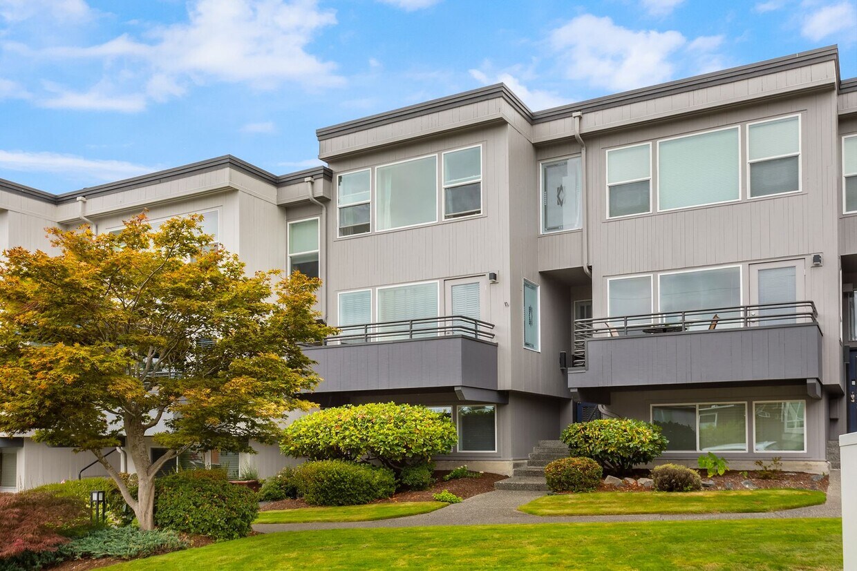 Foto principal - 3 bedroom townhome in perfect location in ...