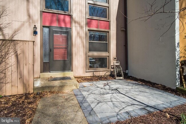 Building Photo - Headline:  Spacious & Updated Townhouse in Prime Reston Location