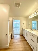 Building Photo - 3406 1010 W