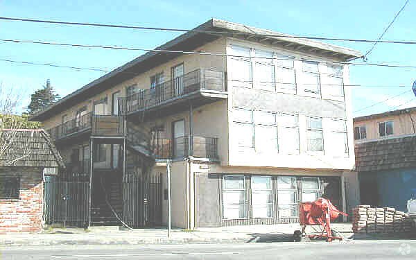 Building Photo - 9960 Macarthur Blvd