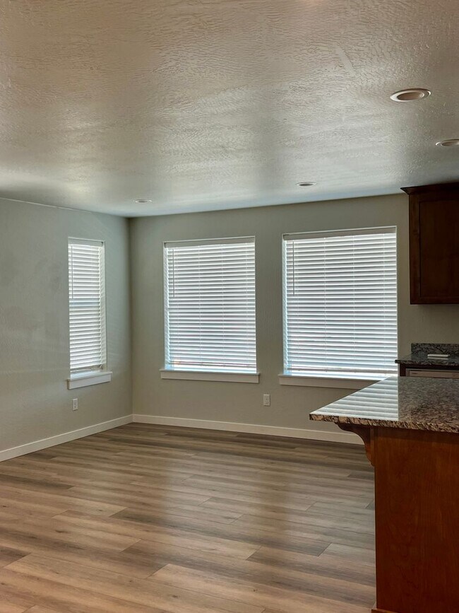 Foto del edificio - Newer Central Point 3 Bedroom / 2.5 Bath with views of the Table Rock