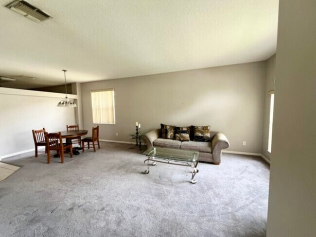 Building Photo - 4 bedroom 2 bath home Near UCF Lawn Servic...