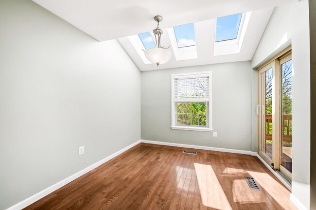 Building Photo - 128 English Run Cir