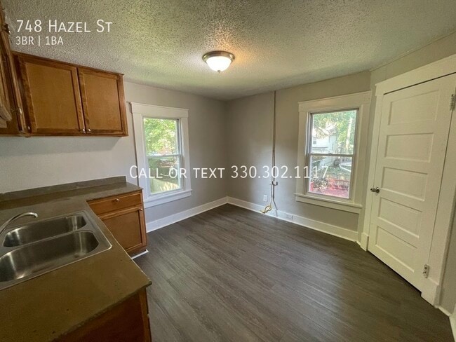 Building Photo - Second level three bedroom one bathroom du...