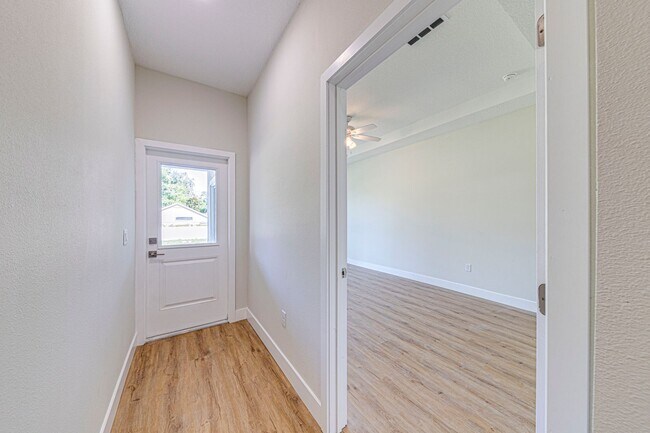 Foto del edificio - 231 N Pine Ave