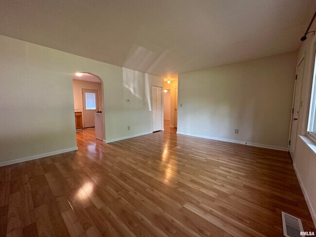 Building Photo - 1712 E Knox Ave