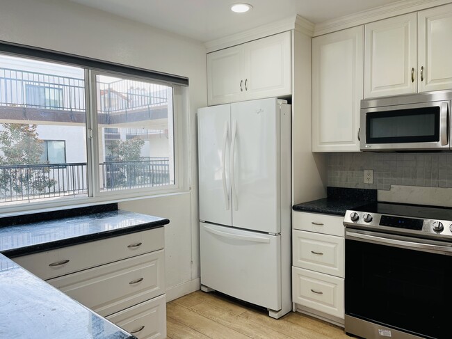 Building Photo - 3525 Lebon Dr