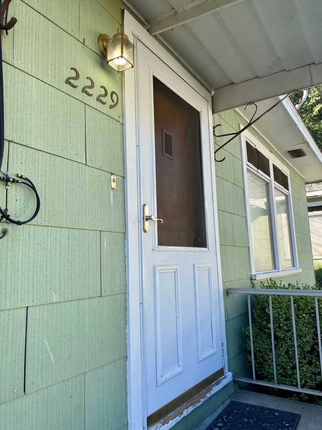 Building Photo - 2 bed 1 bath duplex. Less than 3 miles fro...