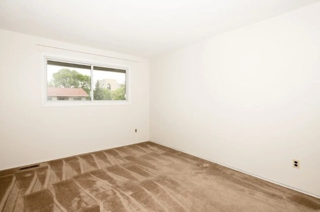 Photo du bâtiment - 2-75 Oak Park Walk