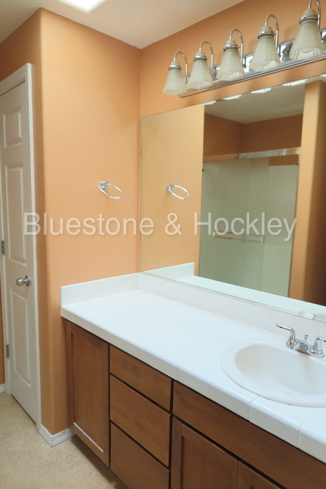 Building Photo - 3222 N Arlington Pl