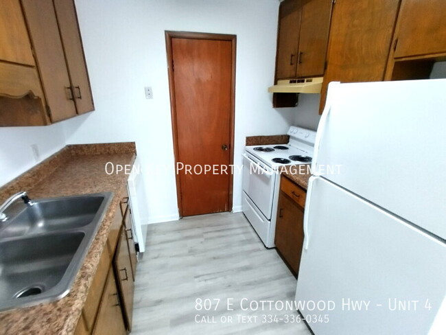 Building Photo - This cozy 2-bedroom & 1-bath apartment in ...