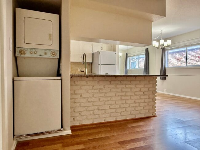 Building Photo - 2101 Fountain View Dr