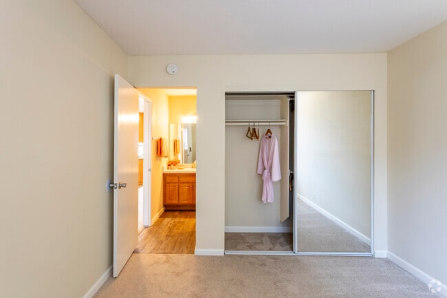 2BR, 2BA - 810SF - Gold Coast Apartments