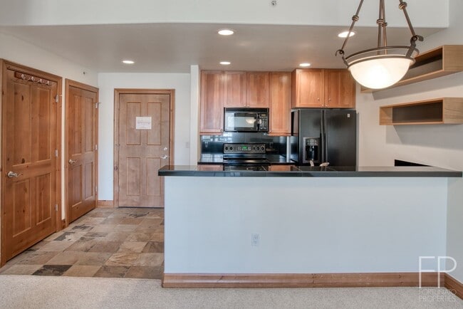 Building Photo - Highlands Green Lodge!  Updated One Bedroo...