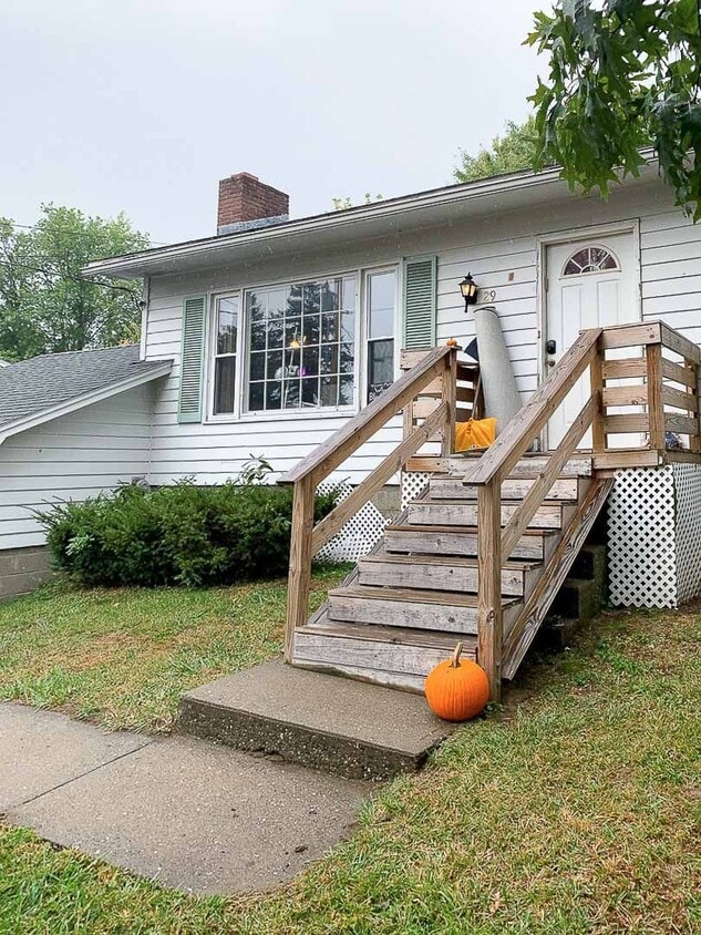 Primary Photo - 5 bedroom, 2 bathroom house (29 East Terrace)