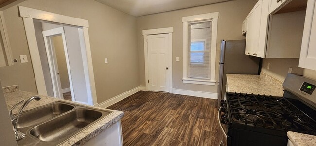 Foto del edificio - Spacious corner lot home with great natural light!