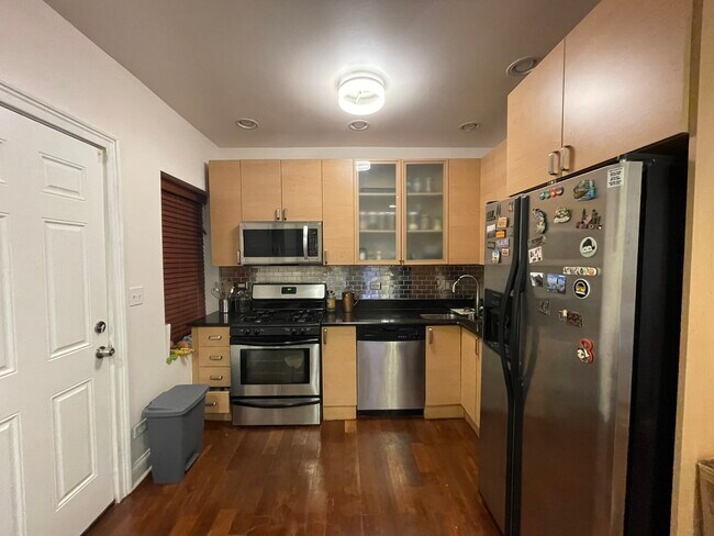 Kitchen - 7206 N Wolcott Ave