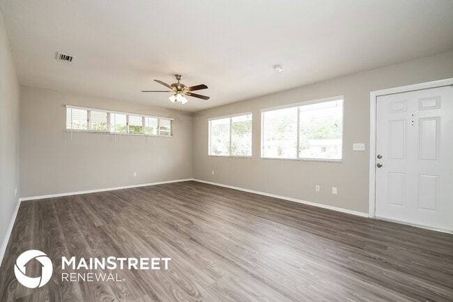 Foto del edificio - 744 Pineland Ave