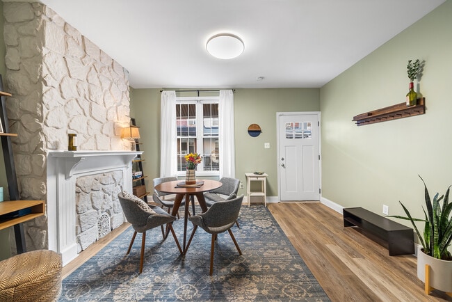 Building Photo - 1542 N Hollywood St