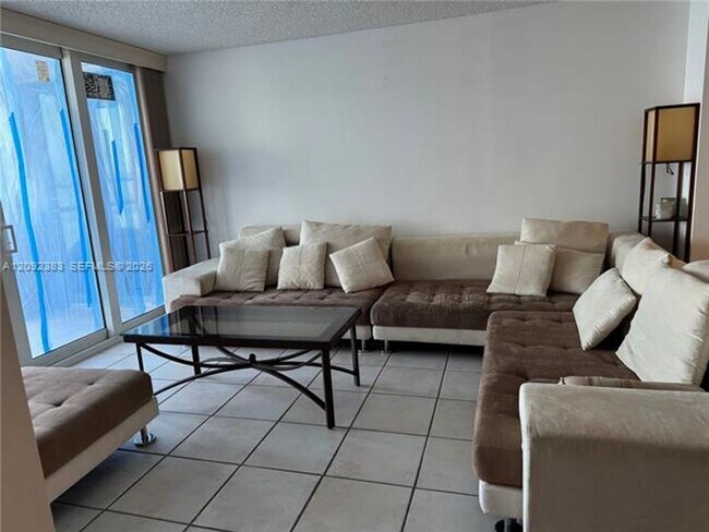 Foto del edificio - 6767 Collins Ave