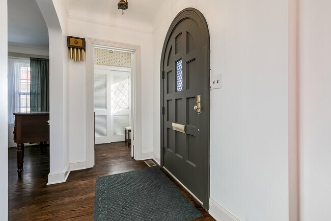 Entry - 1600 Ashland Ave