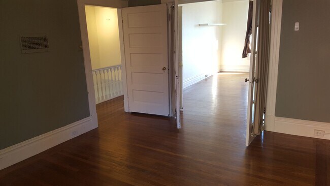 Building Photo - Lovely apartment with three bedrooms plus....