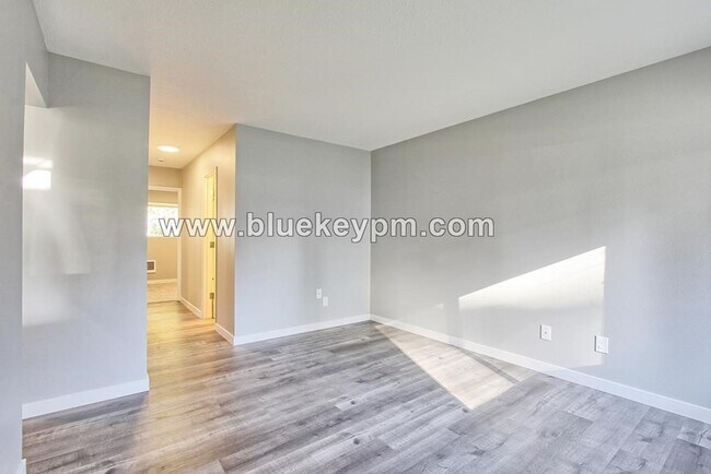 Building Photo - 2 Bed, 2 Bath Duplex with Fresh Paint, Flo...