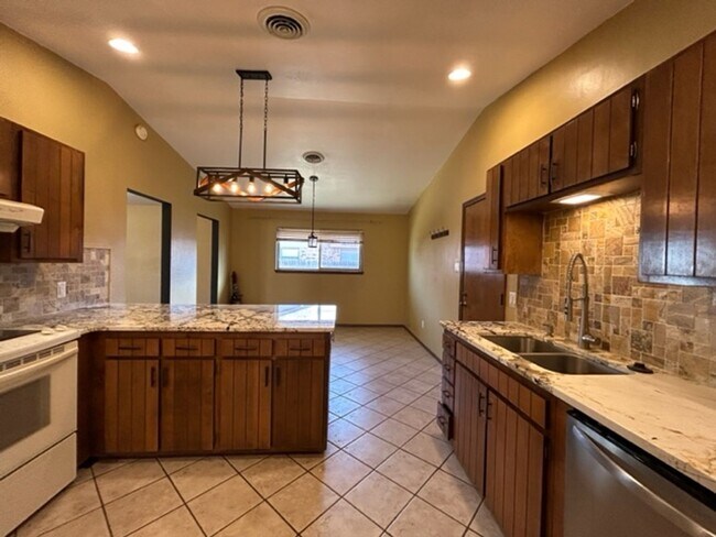 Building Photo - Large and Spacious 3 Bed Home! Mesa & Zia School District!