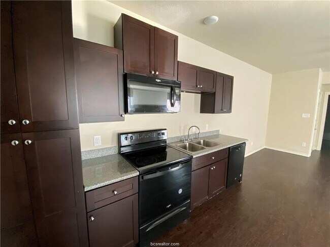 Building Photo - 2911 Hillpoint Dr