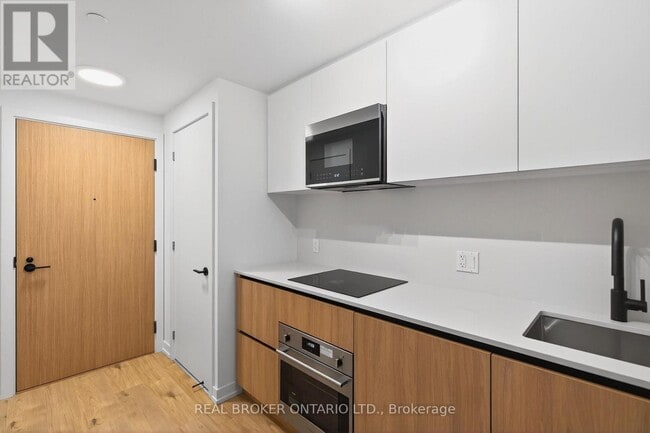 Building Photo - 35 Parliament St