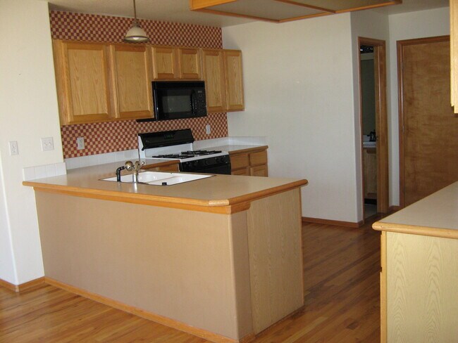 Building Photo - Large Home in Quiet Stetson Hills Neighbor...
