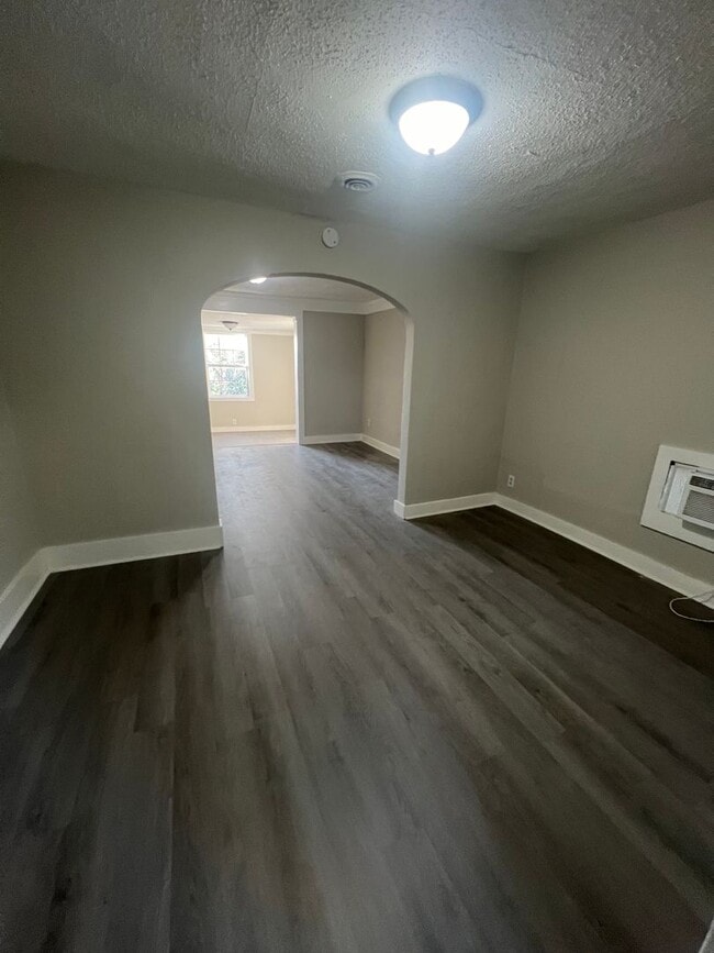 Building Photo - Newly renovated units and common areas!