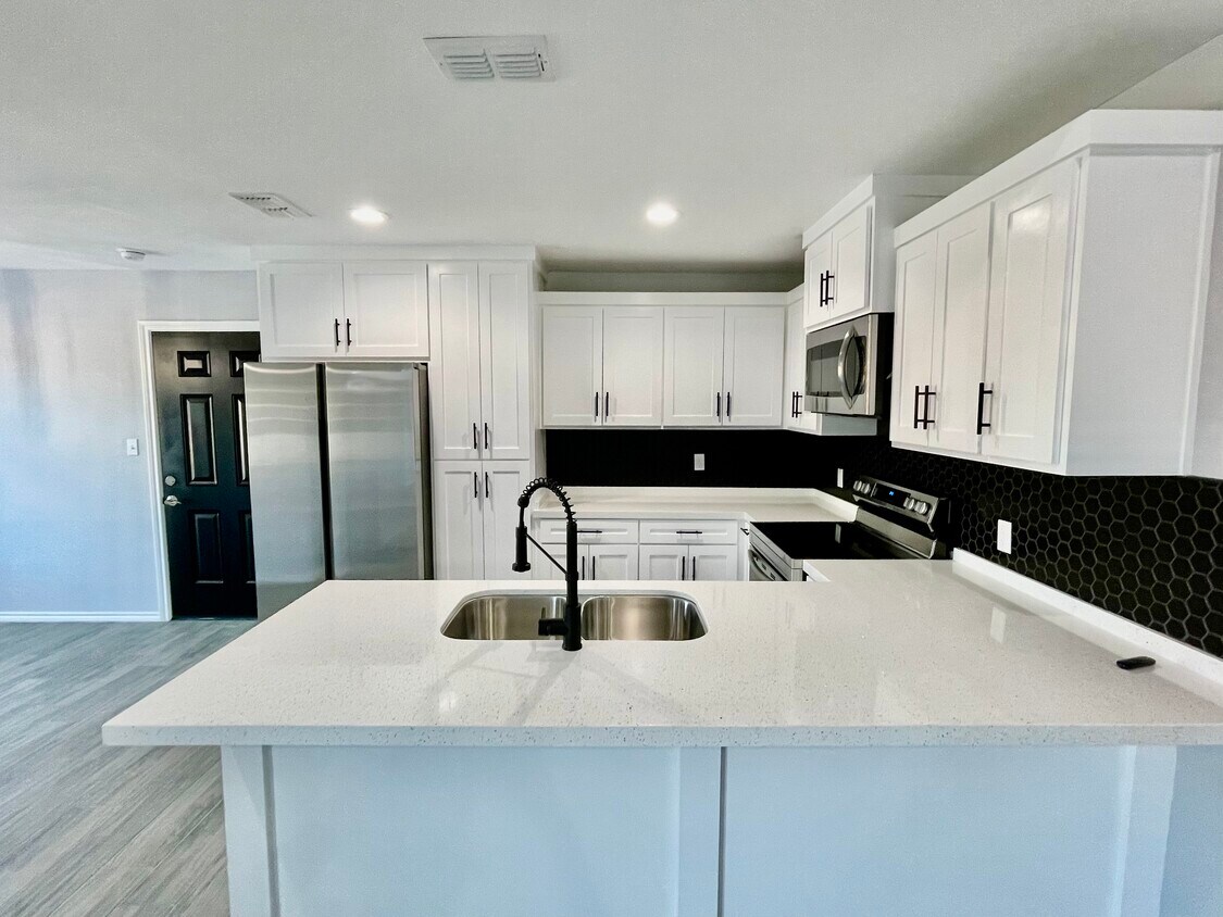 Foto principal - 4965 Alexa Rd