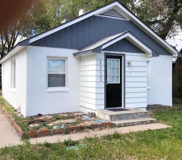 3 bed, 1 bath, 2 detached garage - 1313 Walnut Ave