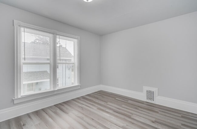 Building Photo - 396 S Hickory St