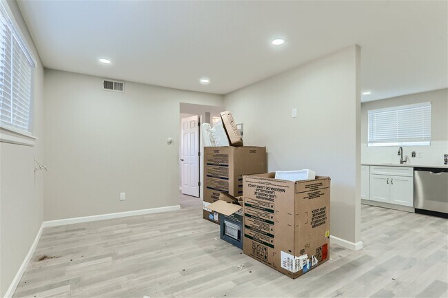Foto del edificio - 2545 Kenton St