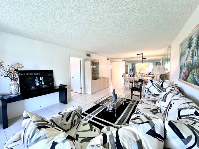 Foto del edificio - 671 S Hollybrook Dr