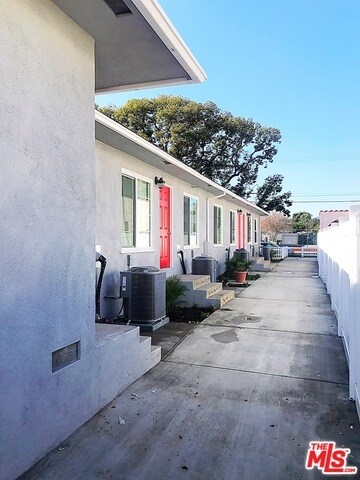 Building Photo - 330 W Valencia Ave