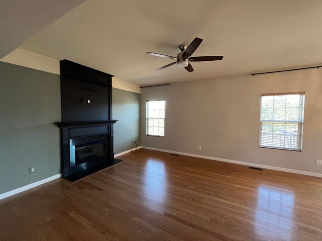 Building Photo - Gorgeous 3 BR 3.5 Bath with Bonus or 4th B...