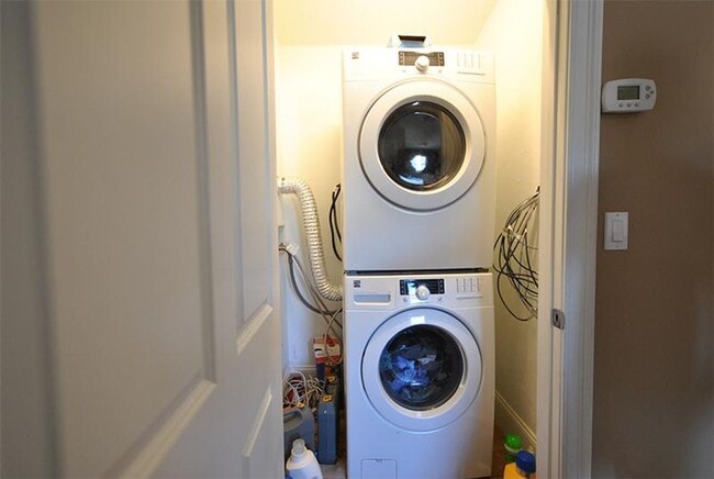 Building Photo - CENTRAL AIR ~ NICE 5 BED/2 BATH ON THE ALLSTON/BRIGHTON LINE FOR 9/1