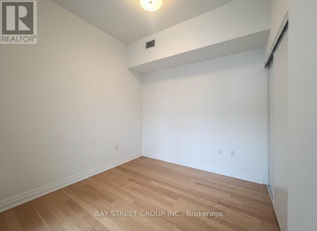 Photo du bâtiment - 8 The Esplanade