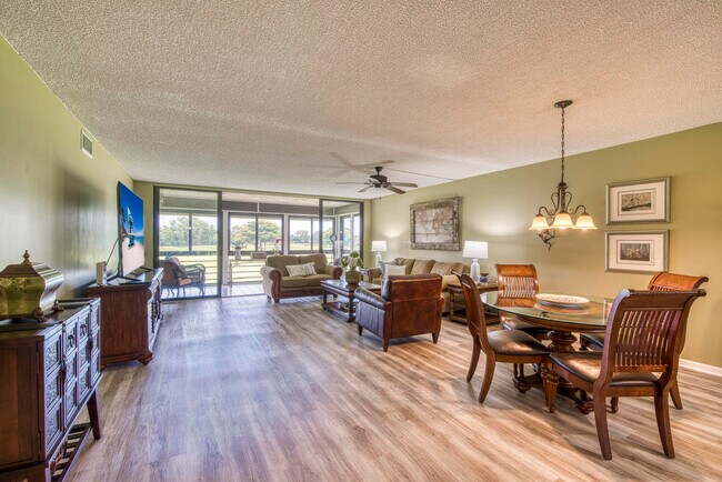 Building Photo - 11186 Green Lake Dr