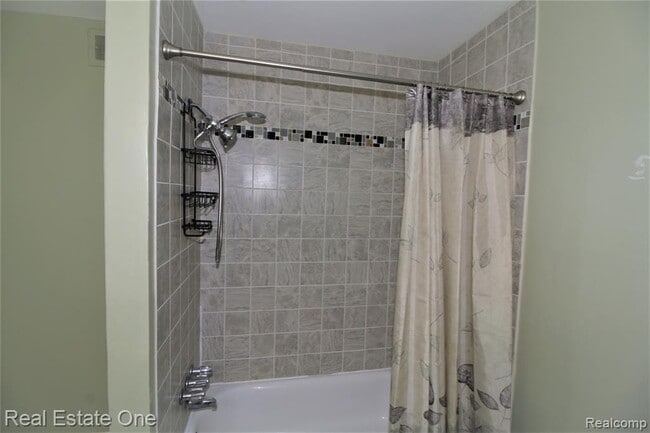 Building Photo - 480 Fox Hills Dr S
