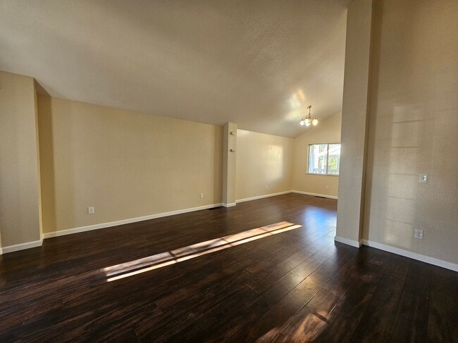 Foto del edificio - Large 4 bedroom two story in east Modesto!