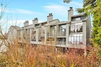 Building Photo - 4 Lake Bellevue Dr