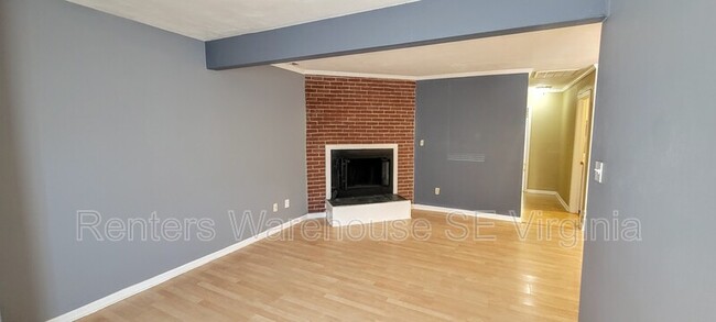Building Photo - 1648 Fairfax Dr
