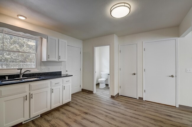 Building Photo - 1294 Sunfield St