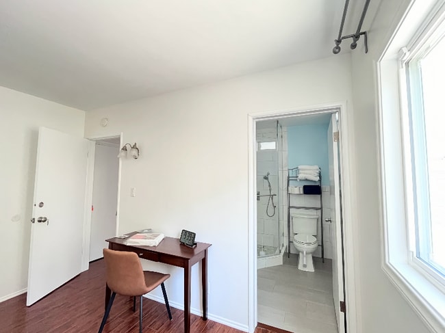 Building Photo - 1051 W 170th St